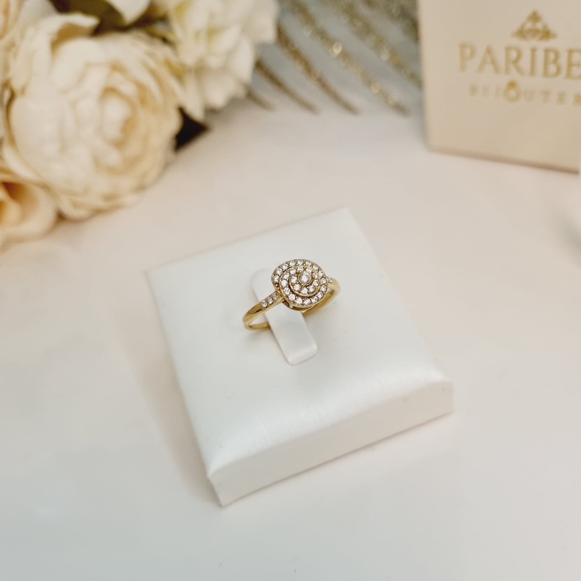 Magnifique bague en spirale, en acier inoxydable avec pierres scintillantes, couleur or. Taille ajustable. Parfaite pour toutes occasions. 