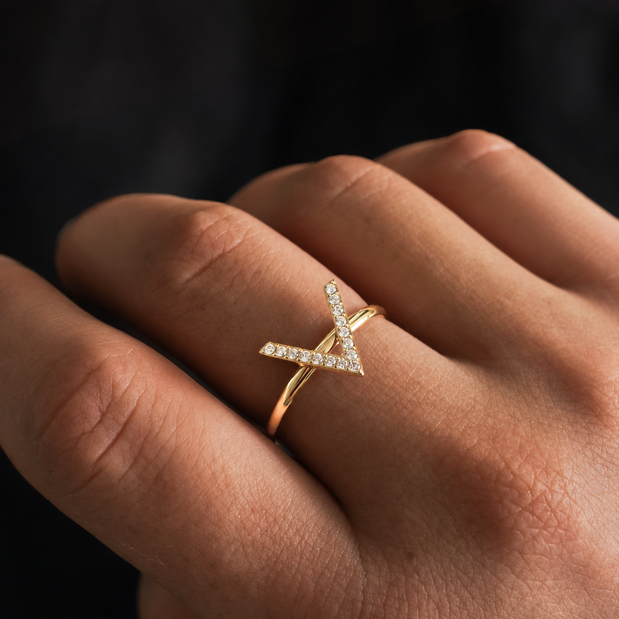 Bague V pavée dorée en acier inoxydable portée