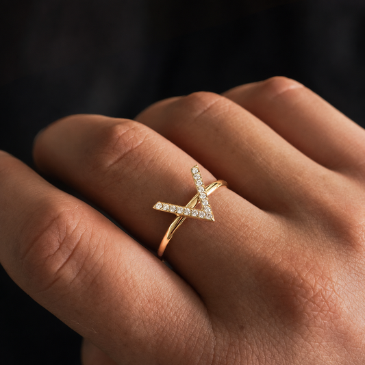 Bague V pavée dorée en acier inoxydable portée