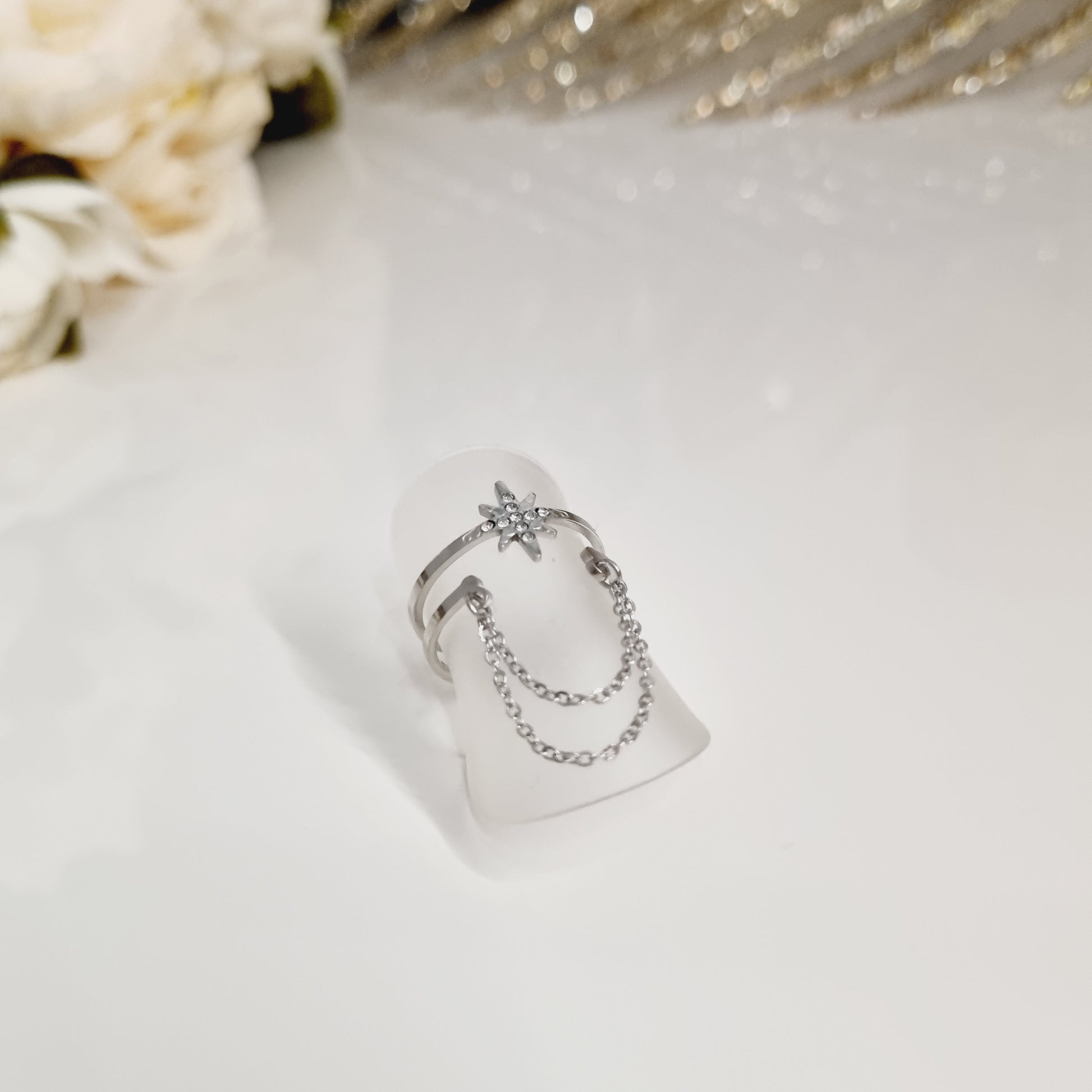 Bague multirang argentée en acier inoxydable avec étoile ornée de strass et chaînes pendantes, ajustable et élégante