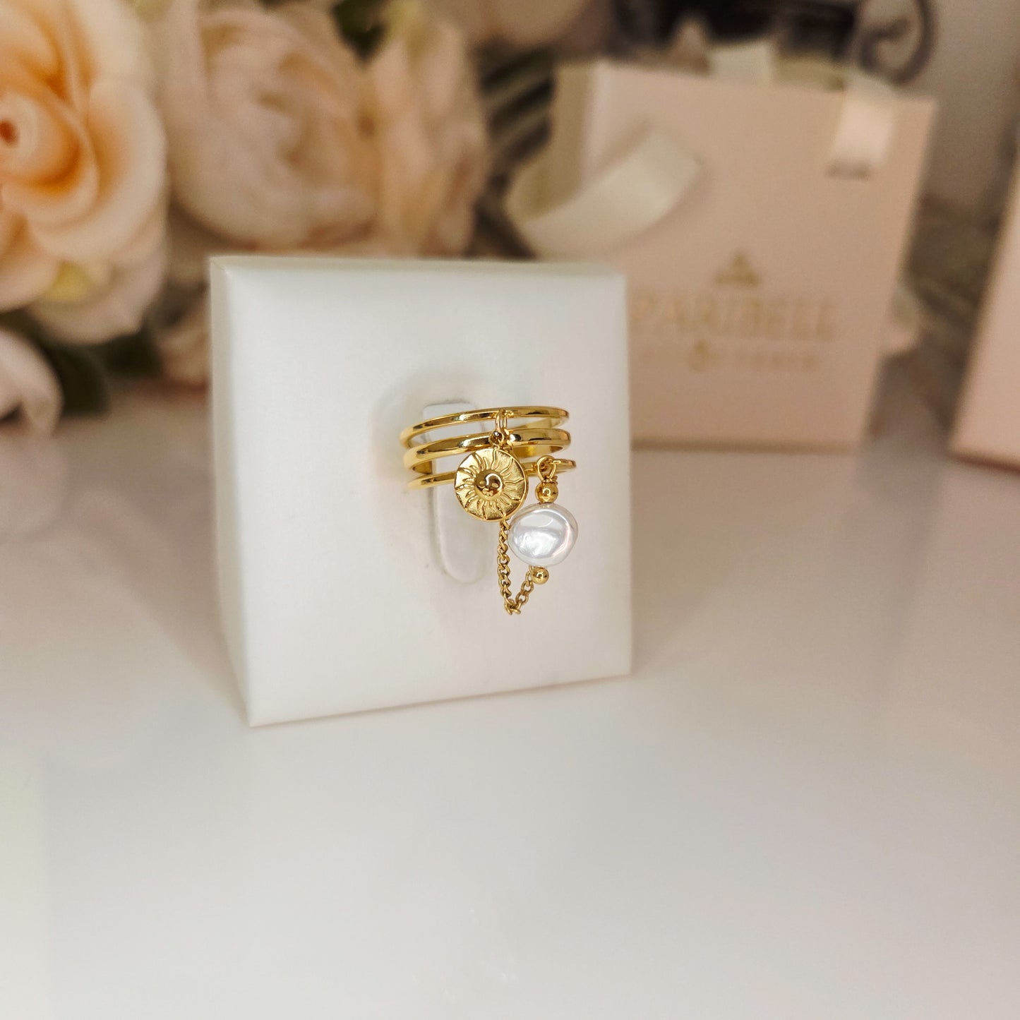 Bague multi-anneaux avec pendentifs soleil et perle