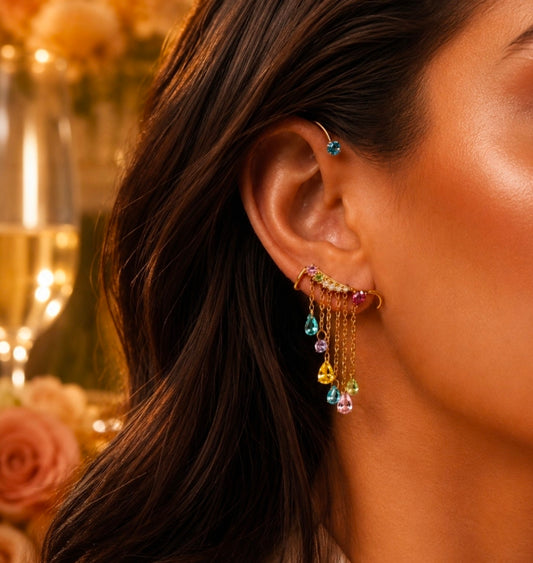 Boucle d’oreille dorée à chaînes et pierres multicolores portée
