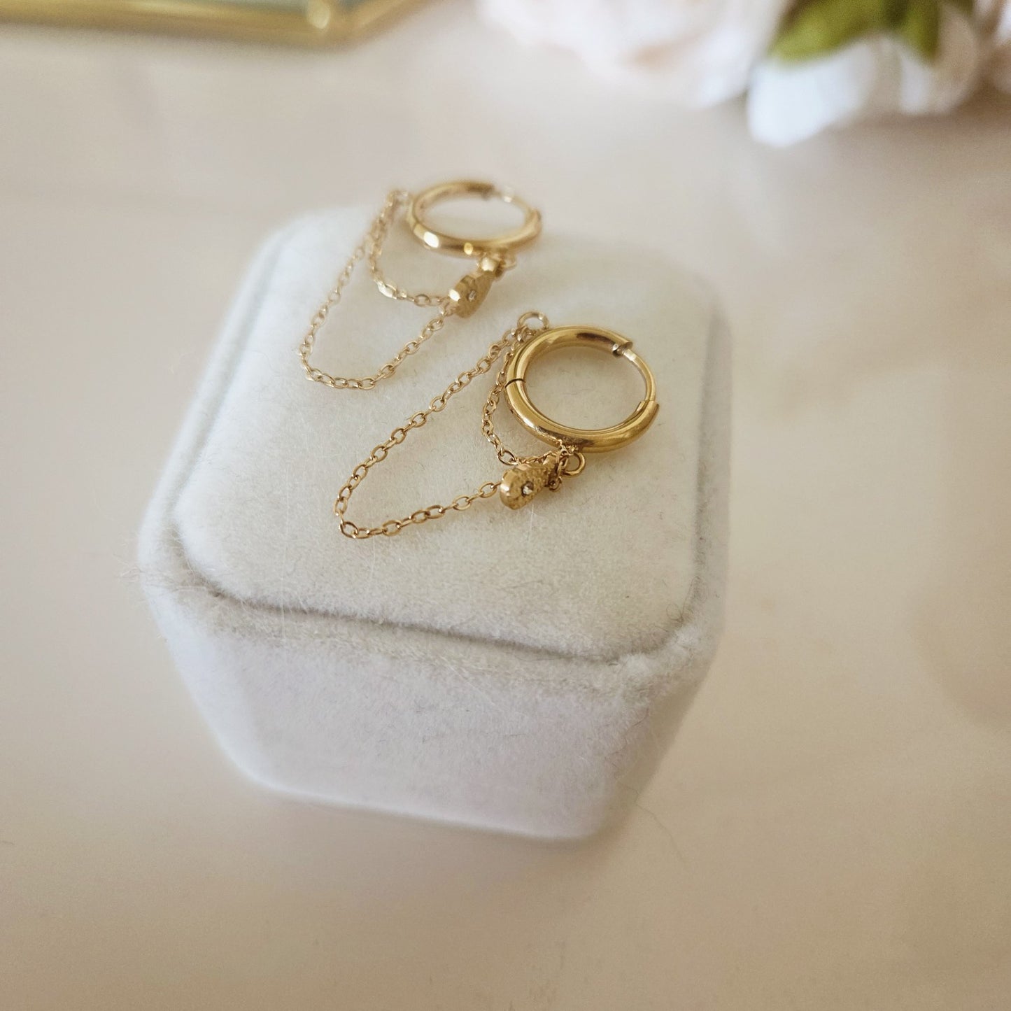 Boucles d'oreilles créoles dorées avec doubles chaînettes et pendentif goutte