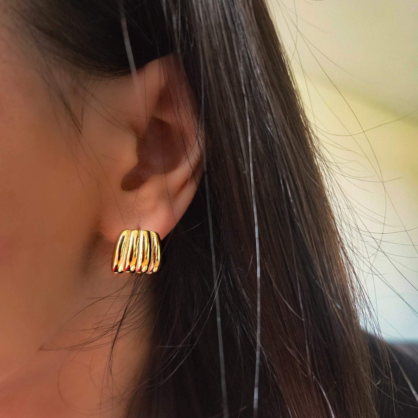 Boucles d’oreilles créoles striées portées