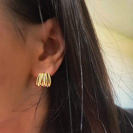 Boucles d’oreilles créoles striées portées