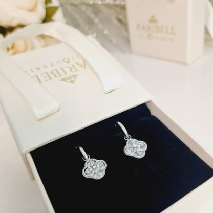 Boucles d'oreilles trèfle à 4 feuilles argentées avec pierre blanche nacrée et pierrez zircons