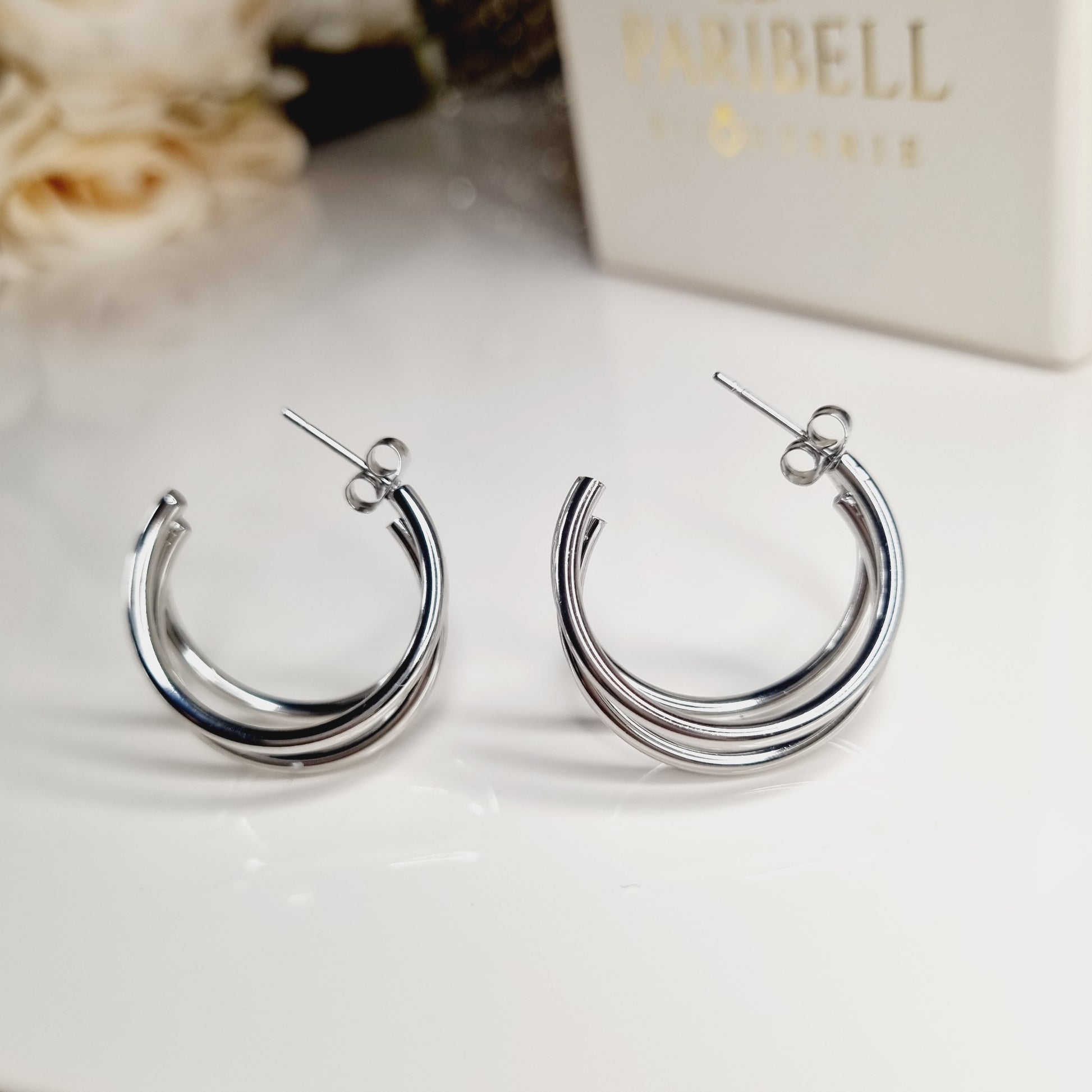 Boucles d'Oreilles Créoles à Triple Anneau en Acier Inoxydable Argenté, parfaites pour une élégance contemporaine.