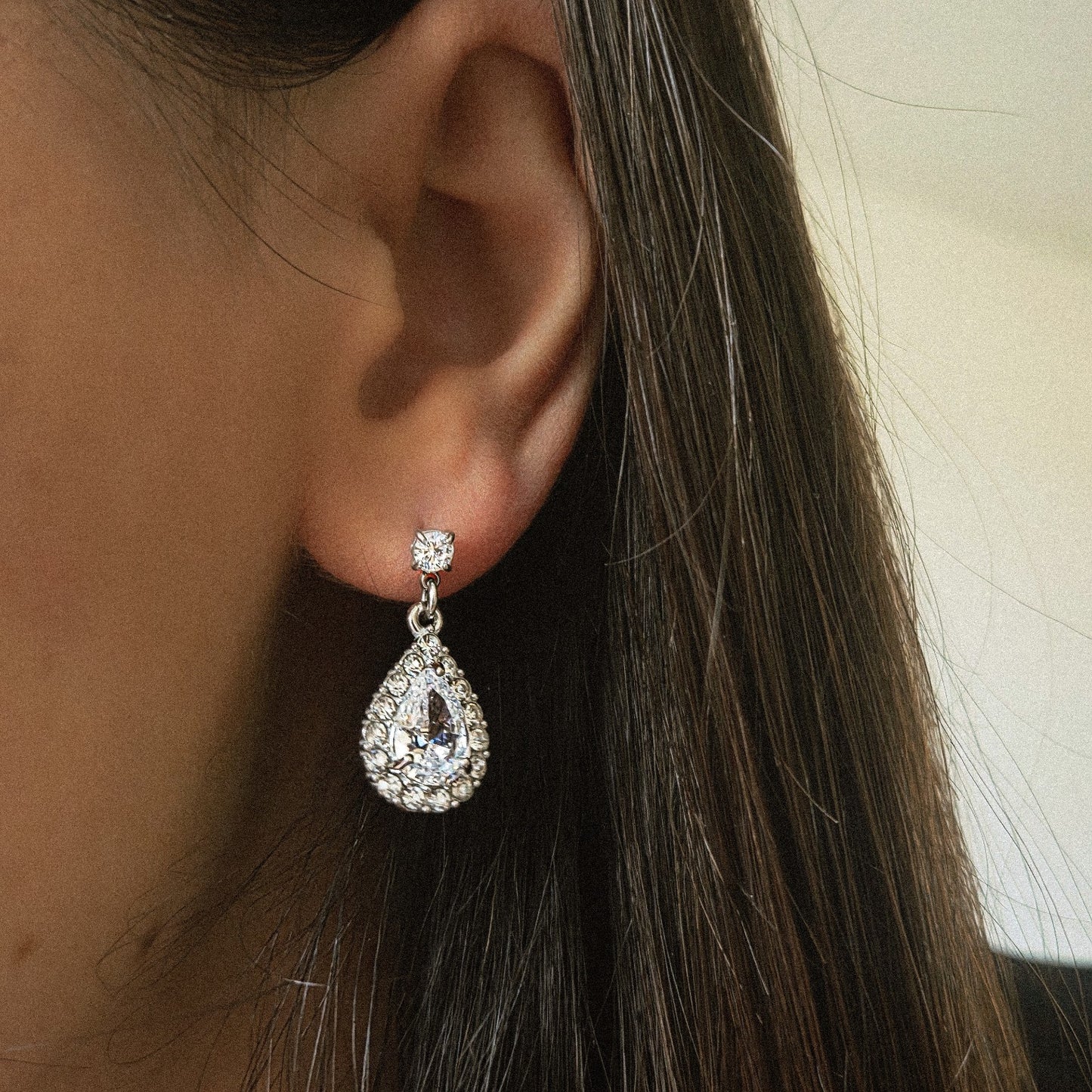 Boucles d’oreilles pendantes goutte à strass en acier inoxydable portées