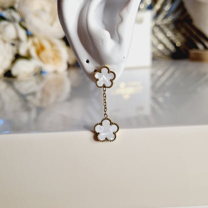 Boucles Lymera dorées avec pendentif trèfle à 5 feuilles et pierre nacrée blanche