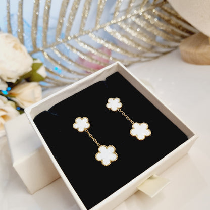 Boucles Lymera dorées avec pendentif trèfle à 5 feuilles et pierre nacrée blanche