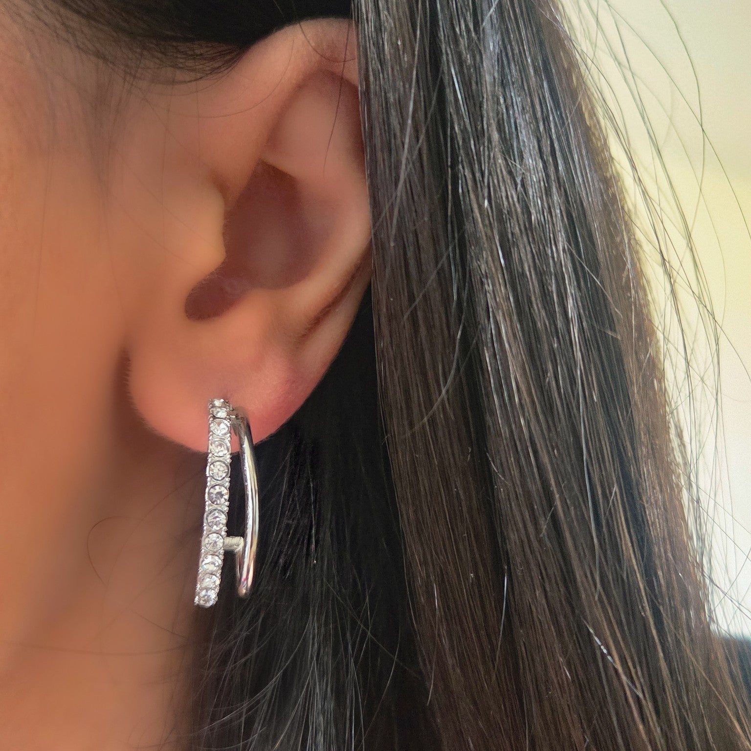 Boucles d’oreilles créoles argentées à strass en acier inoxydable