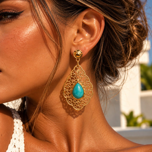 Boucle d’oreille pendante dorée à arabesques ajourées et cabochon couleur turquoise en forme de goutte