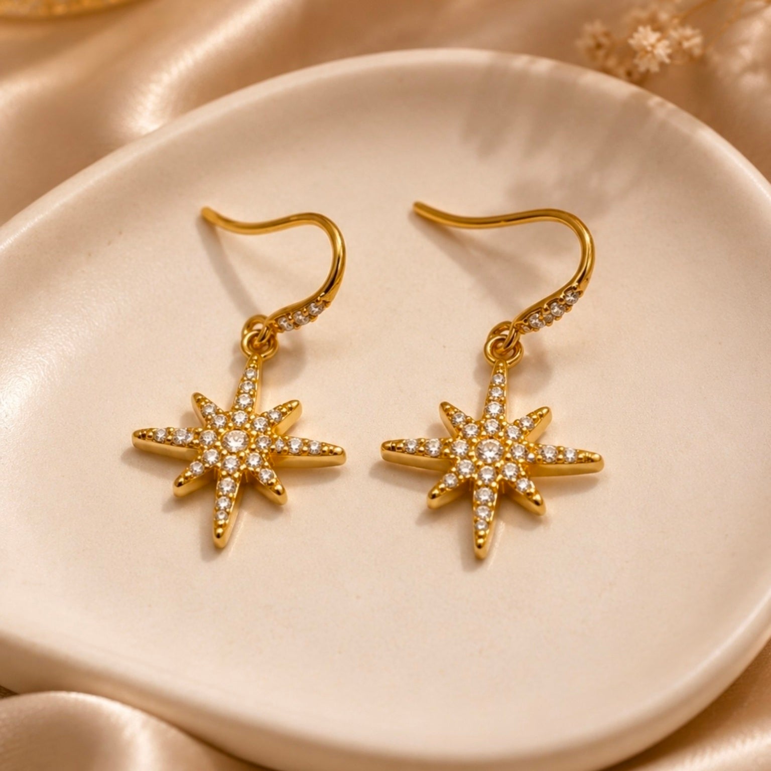 Paire de boucles d’oreilles dorées étoile polaire serties de zircons en acier inoxydable