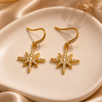 Paire de boucles d’oreilles dorées étoile polaire serties de zircons en acier inoxydable