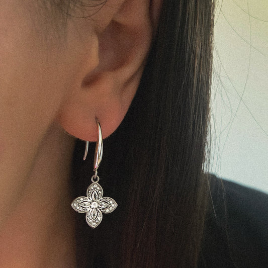 Boucles d’oreilles pendantes fleur à strass en acier inoxydable portées