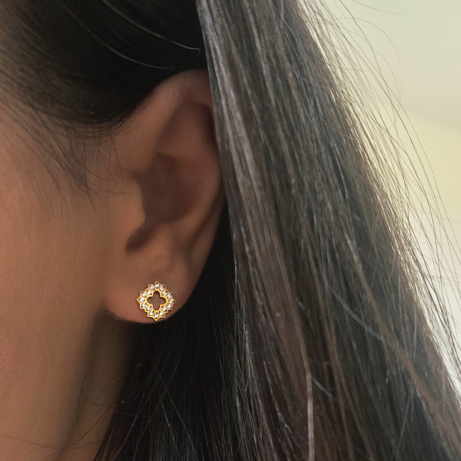 Boucles d’oreilles fleur en acier inoxydable doré avec strass