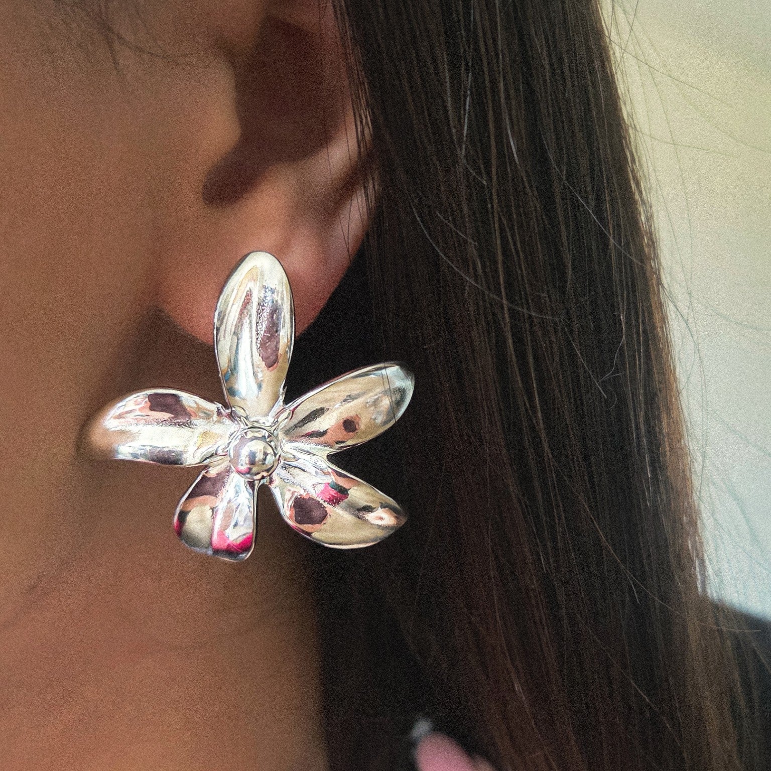 Boucles d’oreilles fleur oversize en acier inoxydable portées