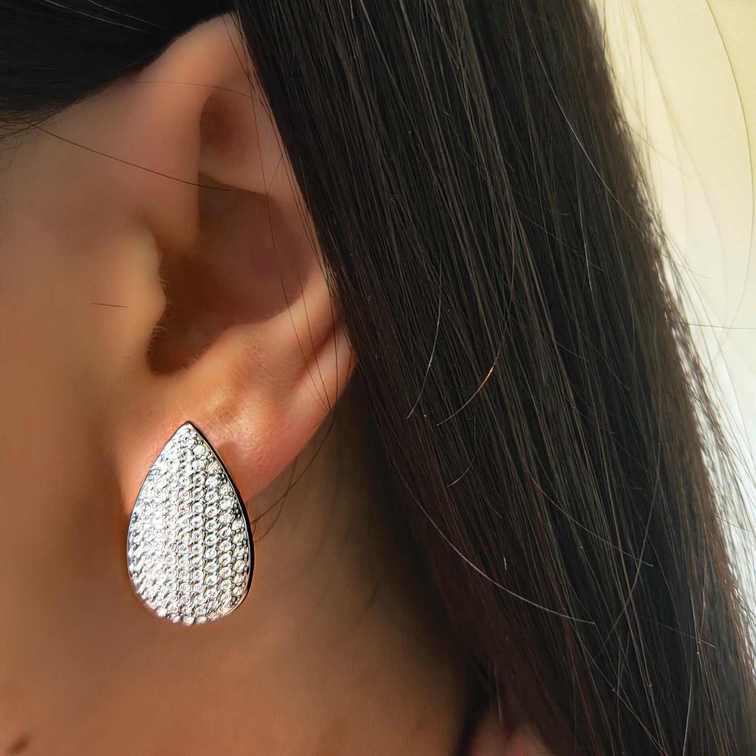 Boucles d’oreilles goutte à strass en acier inoxydable portées