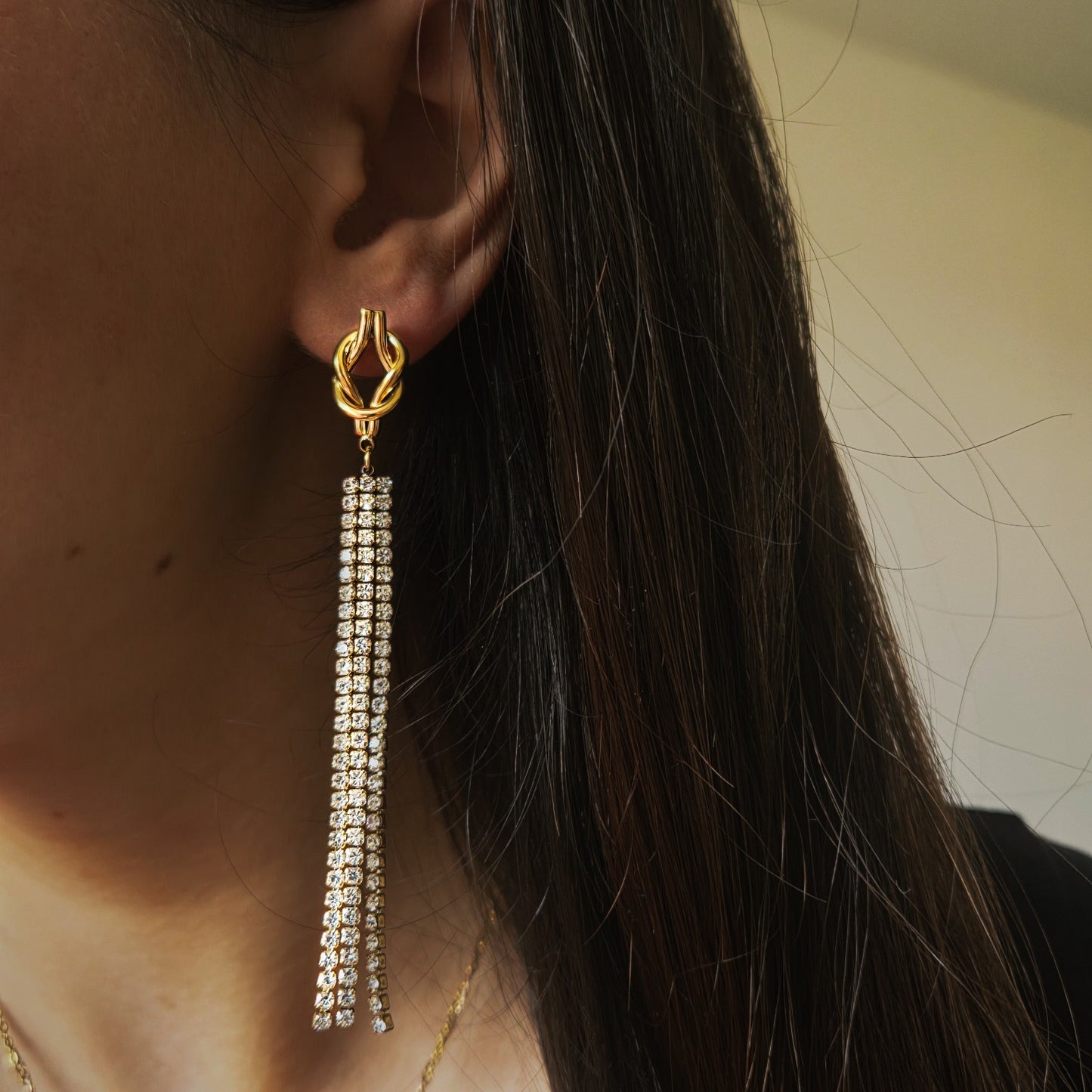 Boucles d’oreilles pendantes à pampilles de strass en acier inoxydable portées