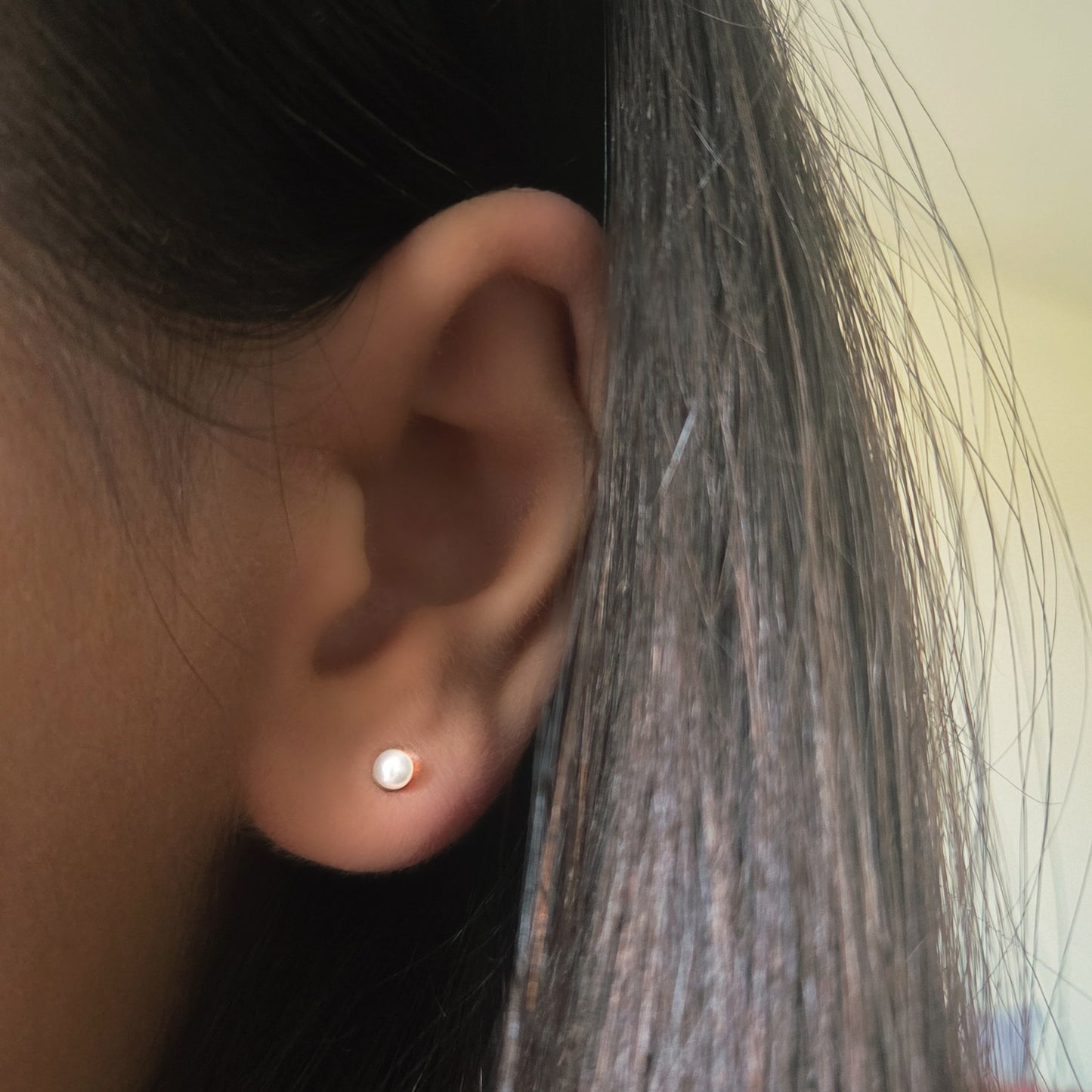 Boucles d’oreilles puces perle blanche en acier inoxydable portées