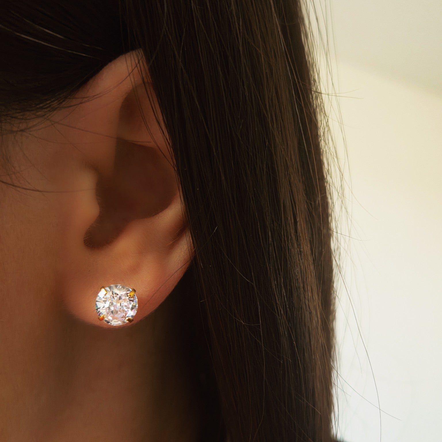 Boucles d’oreilles puces solitaire rond en acier inoxydable portées