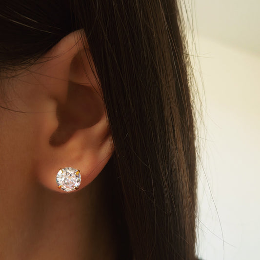Boucles d’oreilles puces solitaire rond en acier inoxydable portées