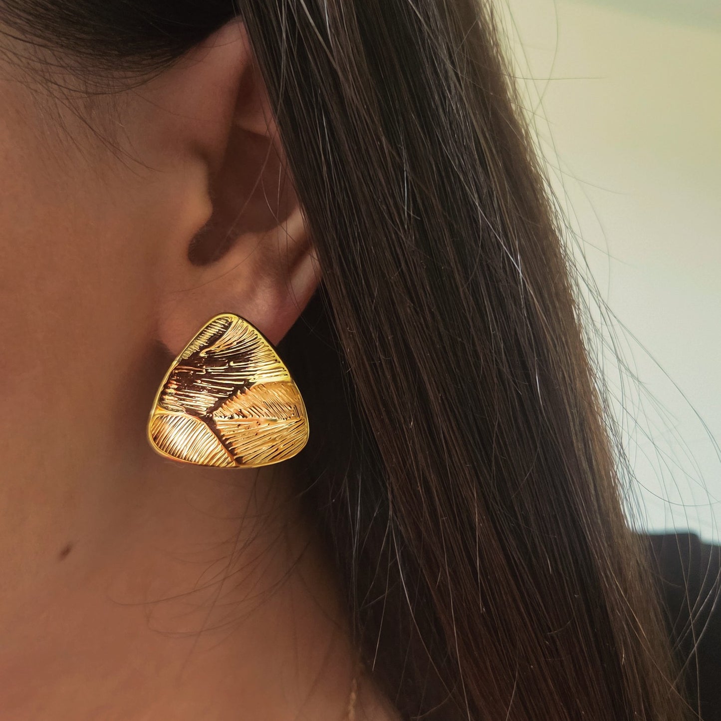 Boucles d’oreilles triangulaires texturées en acier inoxydable portées