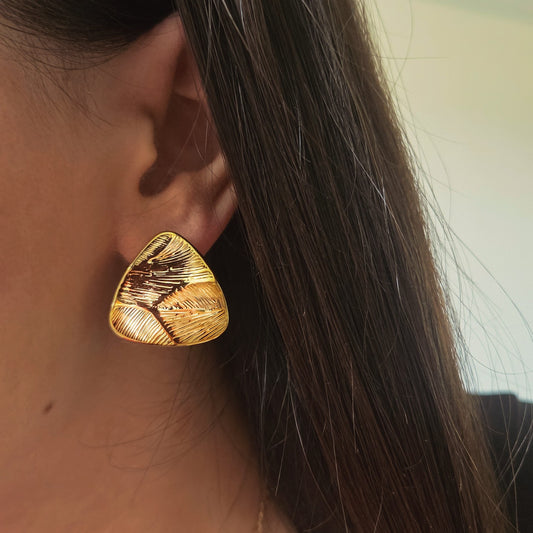 Boucles d’oreilles triangulaires texturées en acier inoxydable portées