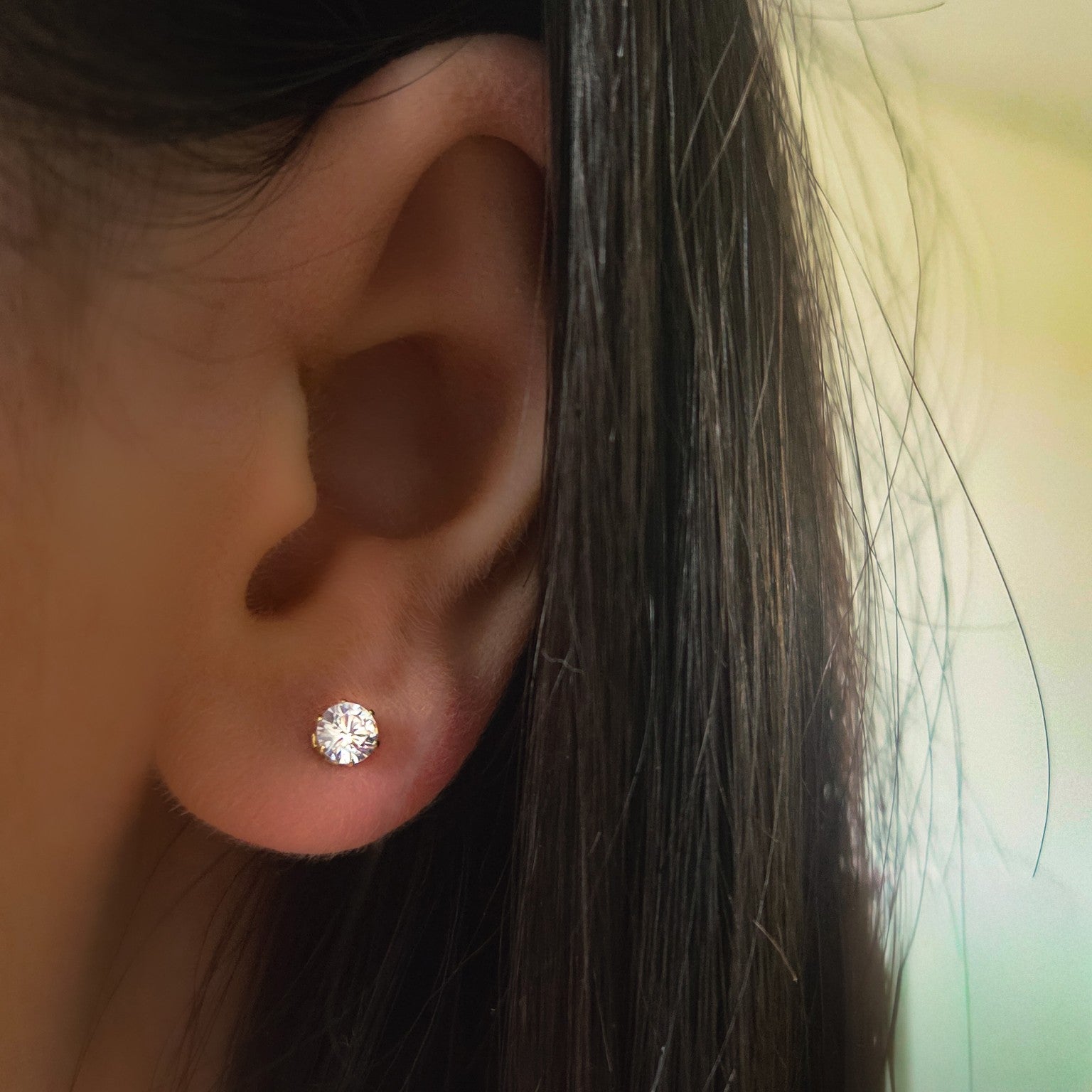 Boucles d’oreilles puces solitaire zircon portées