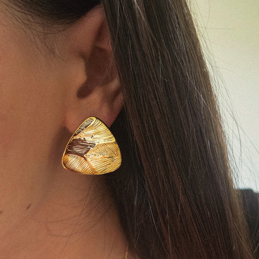 Boucles d’oreilles sculpturales plissées dorées