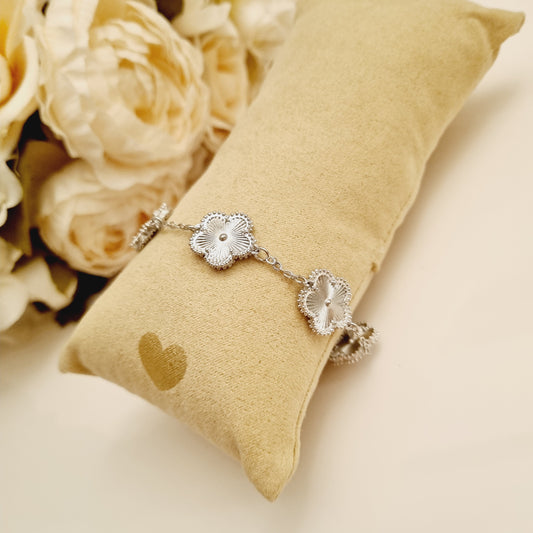 Bracelet chaîne argenté avec ensemble de fleurs. Idéal pour offrir comme cadeau romantique, anniversaire de mariage, etc.