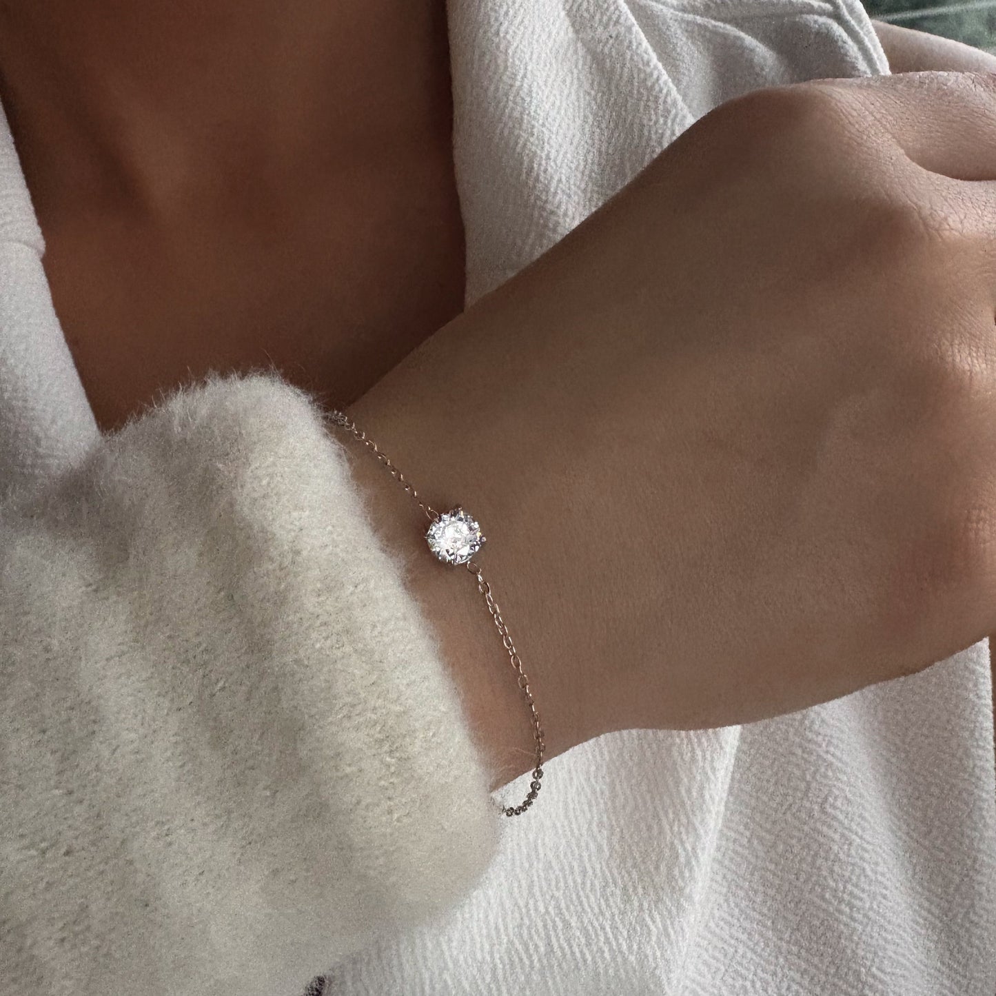 Bracelet chaîne fine avec pierre centrale porté au poignet