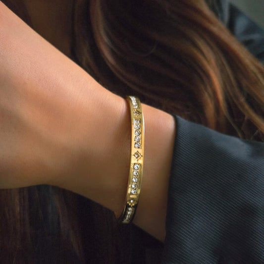 Bracelet doré en acier inoxydable jonc raffiné avec éclats brillants et motifs étoilés – Paribel