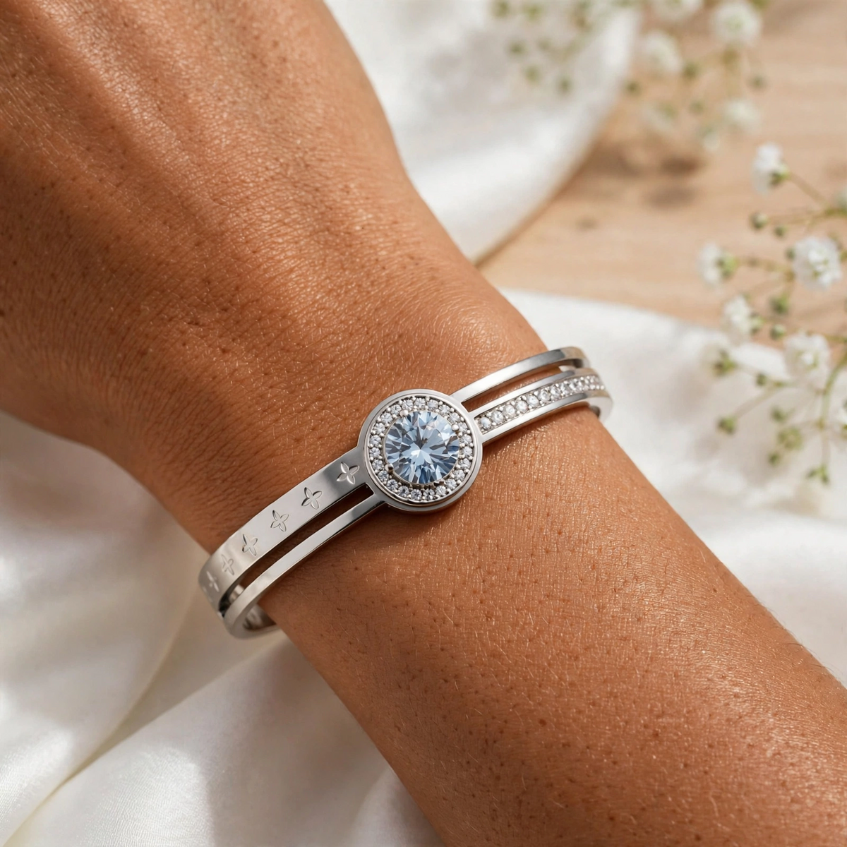 Bracelet jonc argenté avec pierre centrale et détails scintillants en acier inoxydable