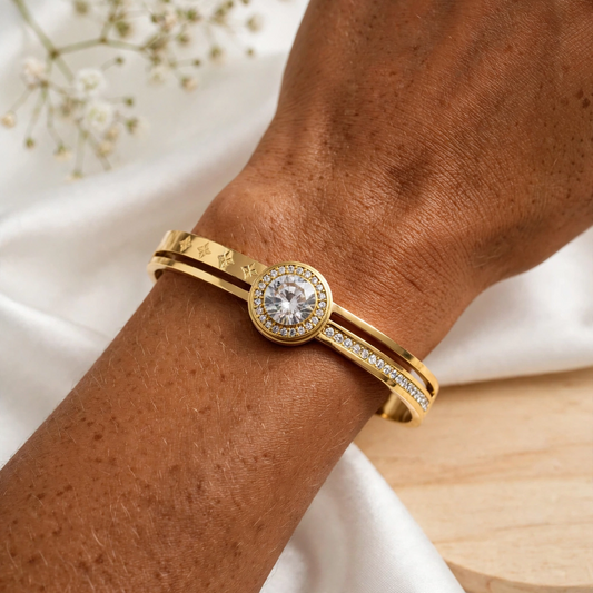 Bracelet jonc doré avec pierre centrale et détails scintillants en acier inoxydable