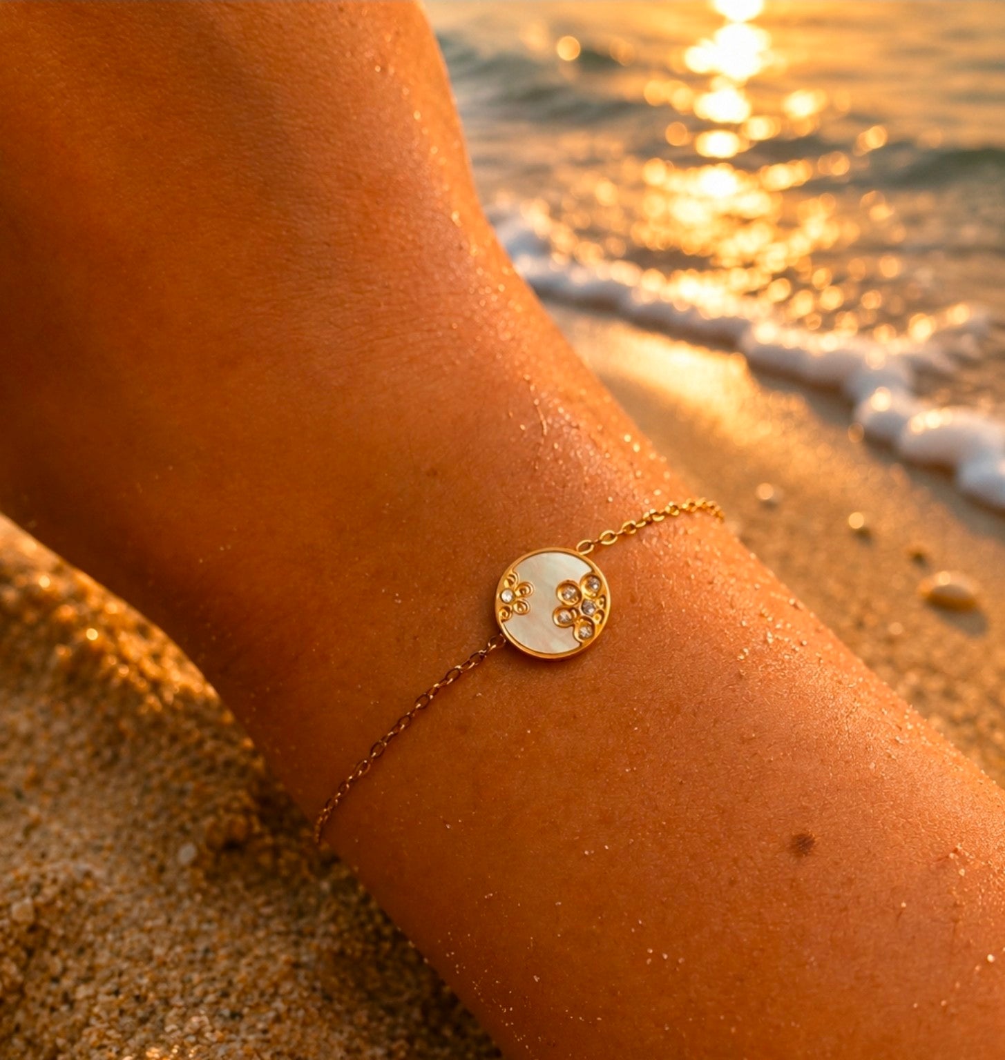 Bracelet doré fin avec médaillon rond nacré orné de motifs floraux