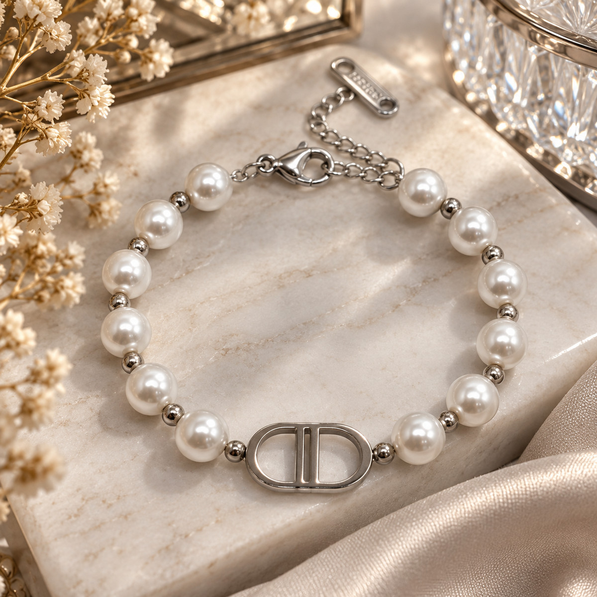 Bracelet femme perles blanches et détails argentés en acier inoxydable