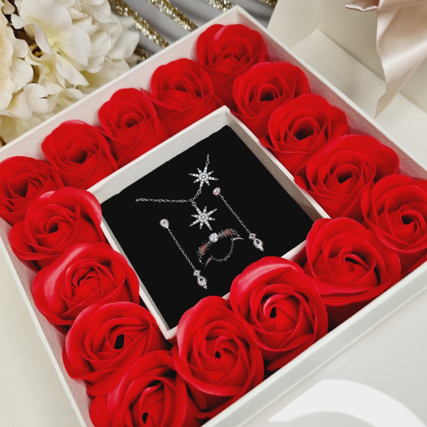  Coffret cadeau Cléor avec bijoux argentés et roses rouges