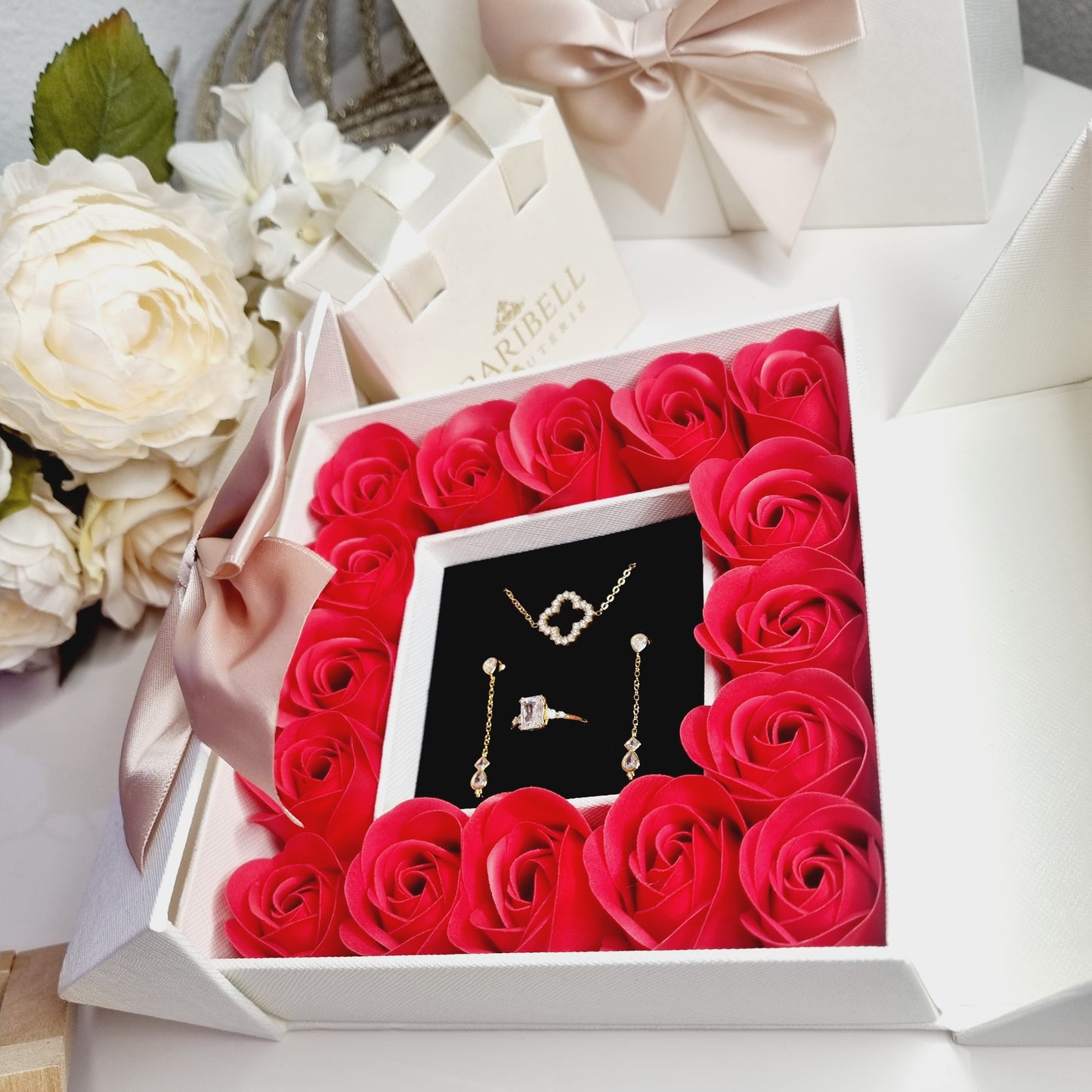 Coffret cadeau Isélys avec bijoux dorés et roses rouges
