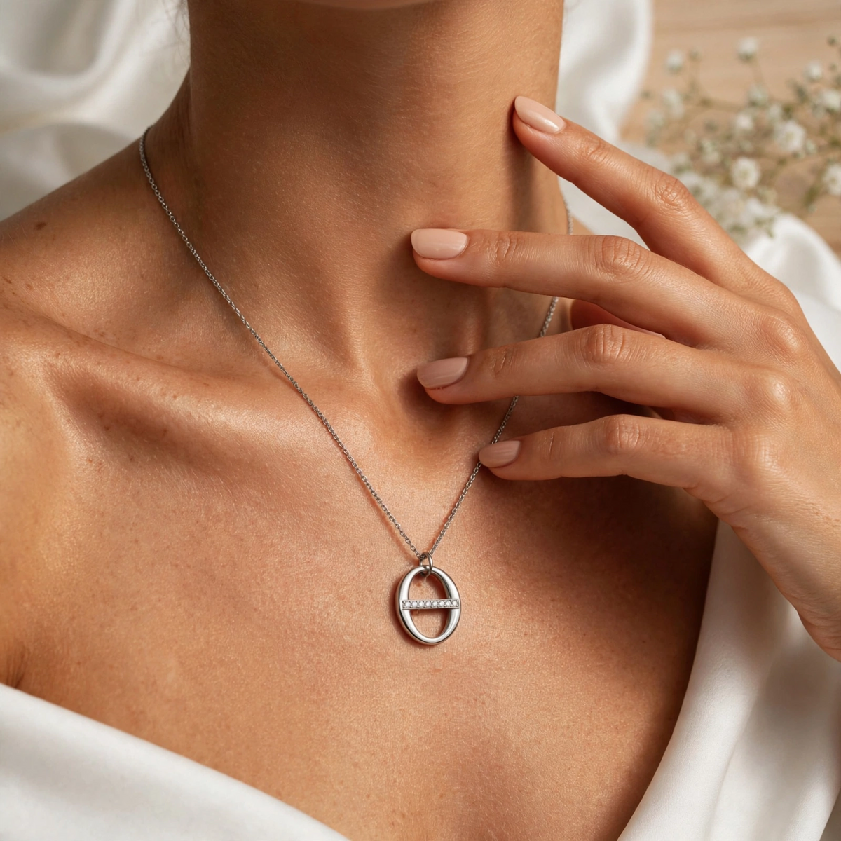 Collier argenté avec pendentif ovale et ligne de pierres lumineuses en acier inoxydable
