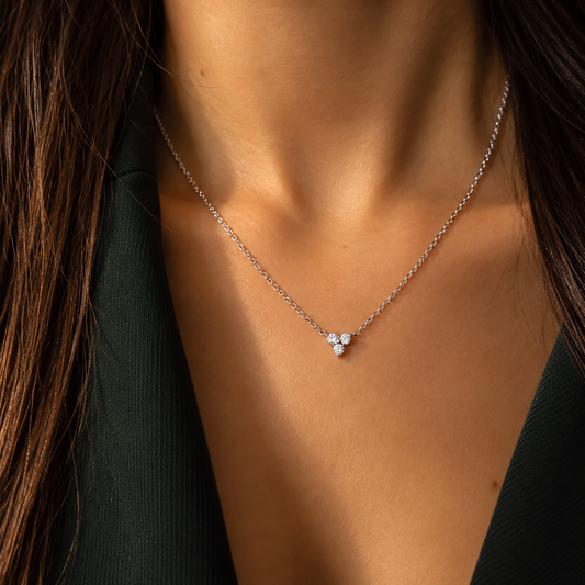 Collier argenté à chaîne fine et motif central composé de trois pierres rondes transparentes