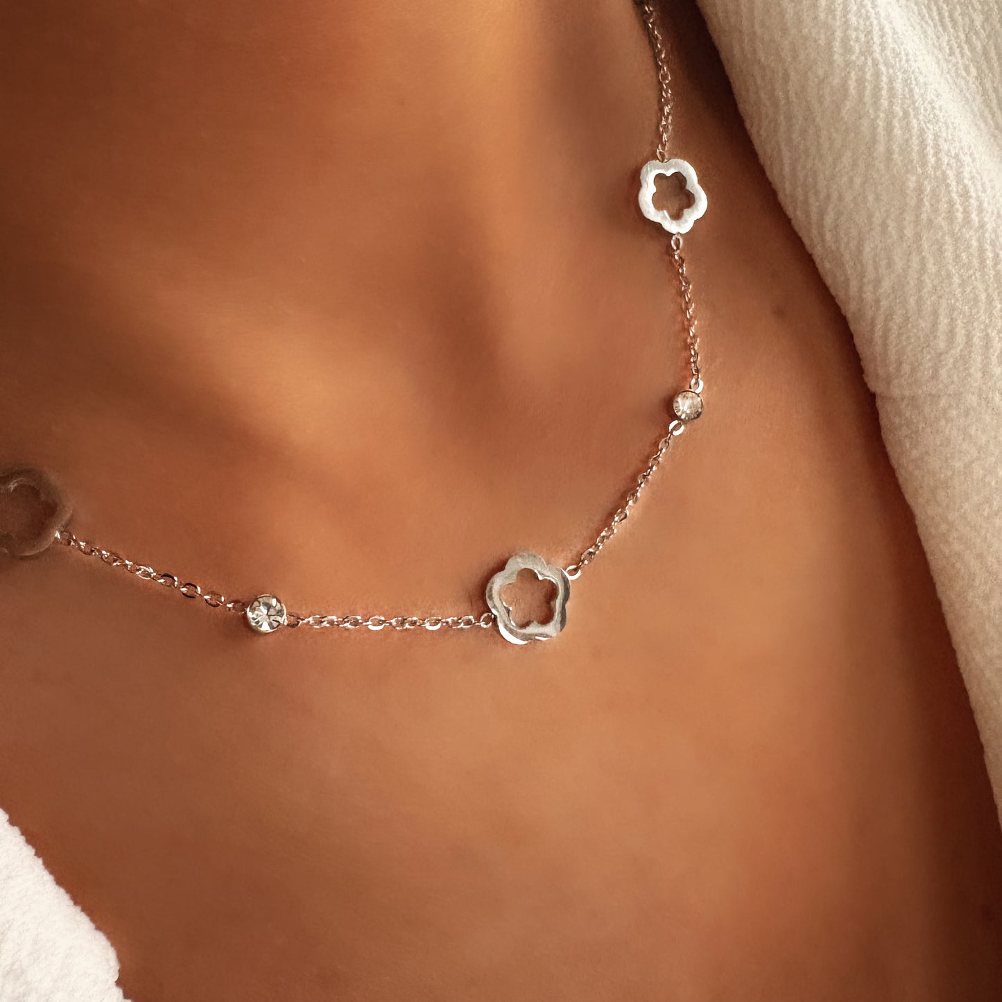 LCollier chaîne à motifs ajourés – Bijou raffiné en acier inoxydable