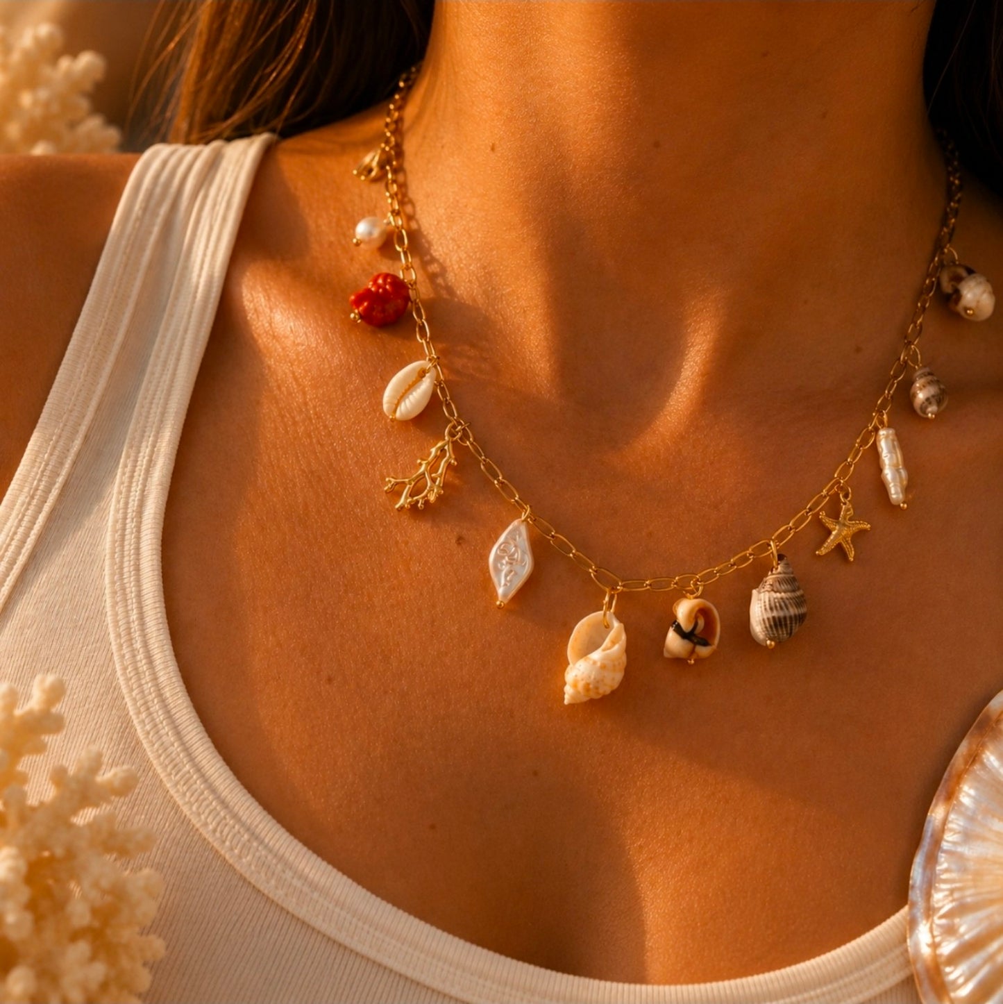 Collier doré à charms coquillages, perles, corail et étoile de mer porté au cou