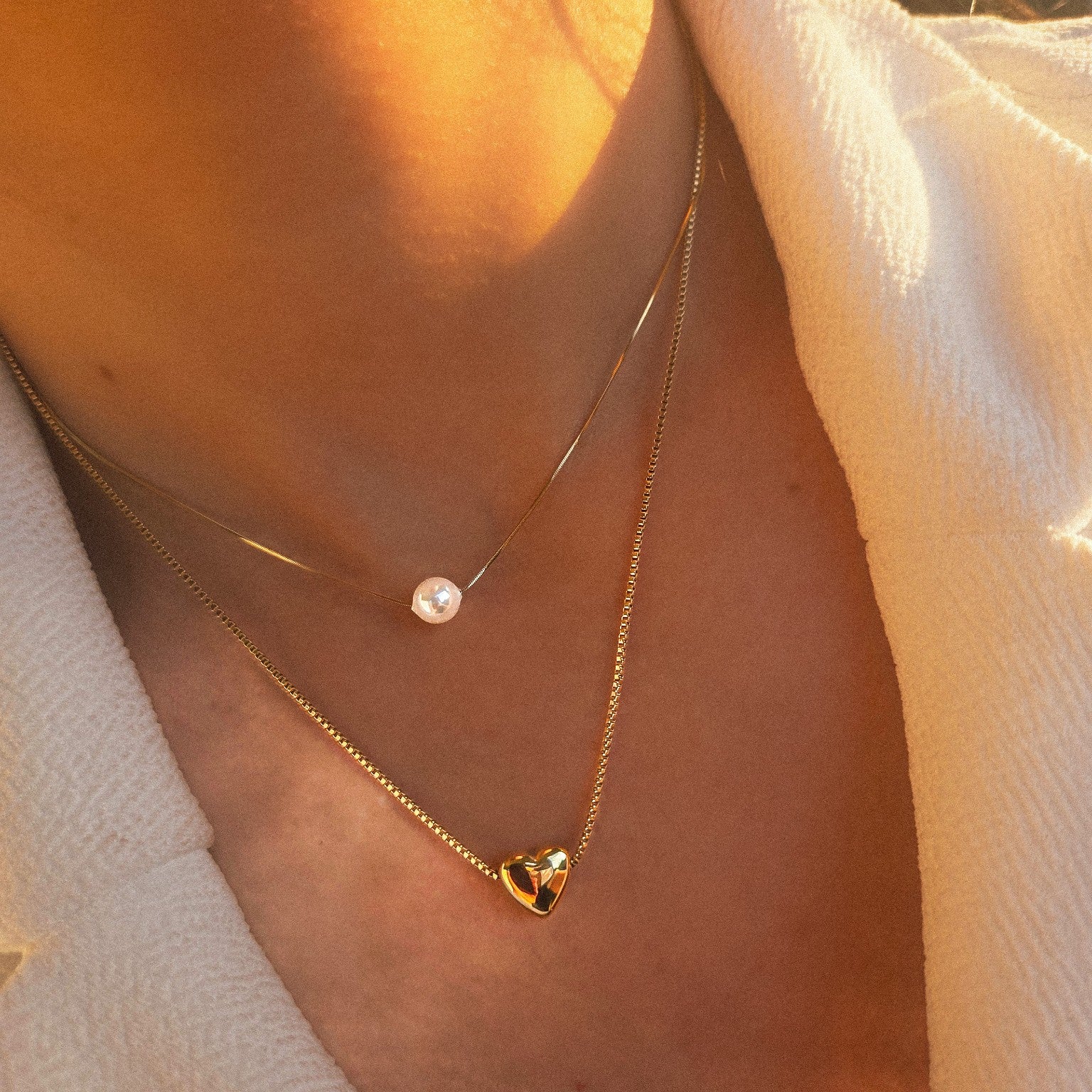 Collier double rang cœur et perle blanche doré porté