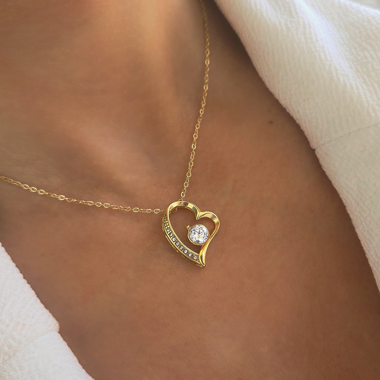 Collier cœur doré à strass en acier inoxydable porté