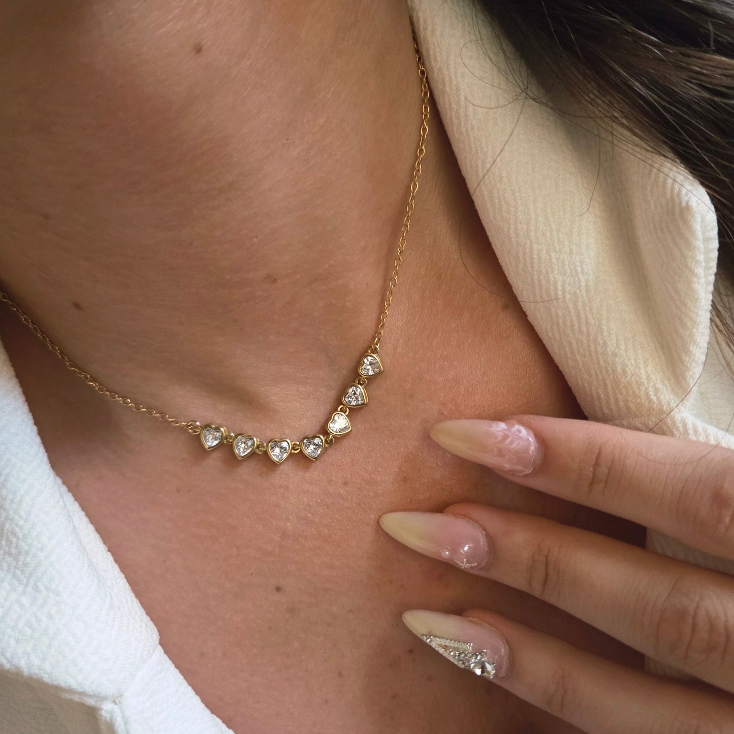 Collier cœurs brillants en acier inoxydable porté