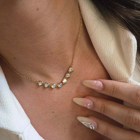 Collier cœurs brillants en acier inoxydable porté