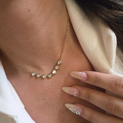Collier à petits cœurs sertis de pierres brillantes