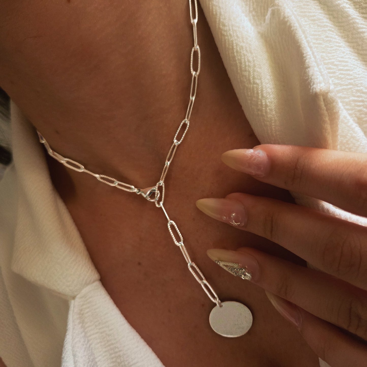 Collier cravate à maillons ovales et médaille ronde en acier inoxydable porté