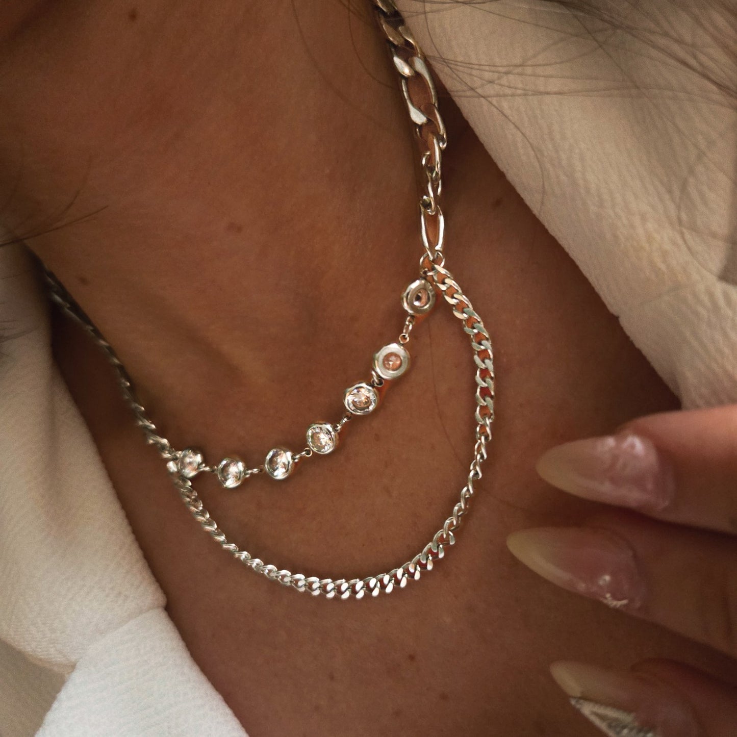 Collier double rang chaîne et pierres brillantes en acier inoxydable porté